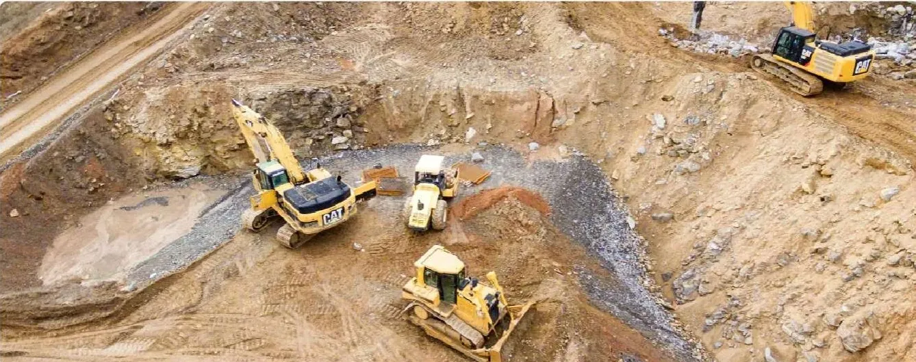 Excavadoras, cargador frontal y bulldozer trabajando en un corte de terreno